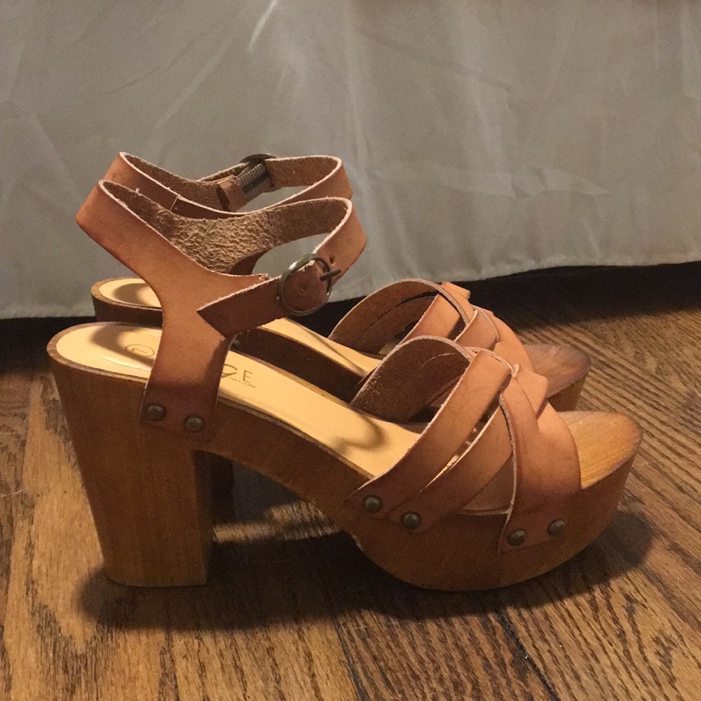 Cute summery wooden clogs ☀️